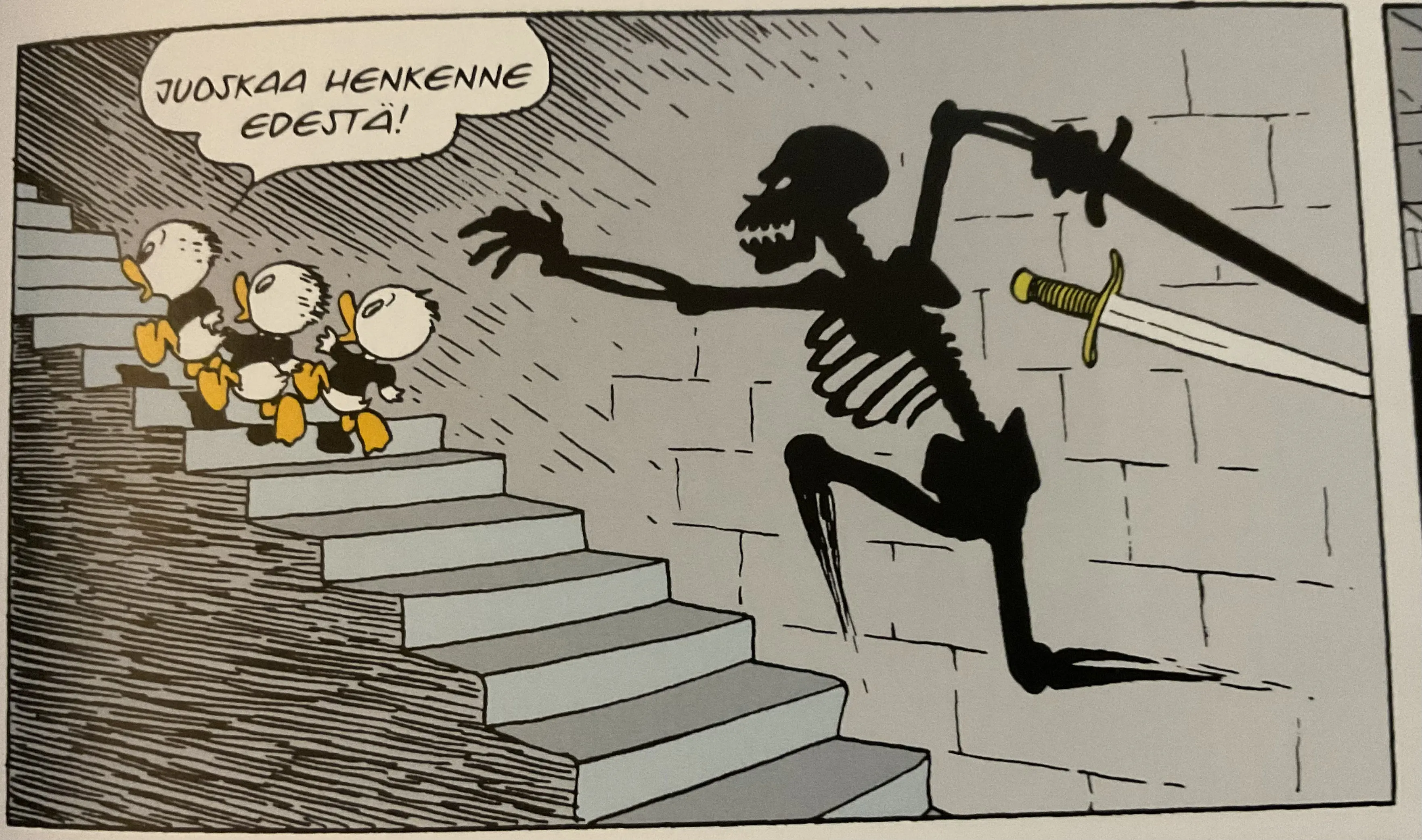 Carl Barksin sarjakuvaruutu, jossa mustiin paitoihin pukeutuneet Tupu, Hupu ja Lupu juoksevat linnan portaita ylös samalla kun pakenevat miekkaa heiluttavaa kummitusta, josta seinään heijastuu varjo hänen luurangostaan. Puhekuplassa yksi veljenpojista huutaa Juoskaa henkenne edestä!