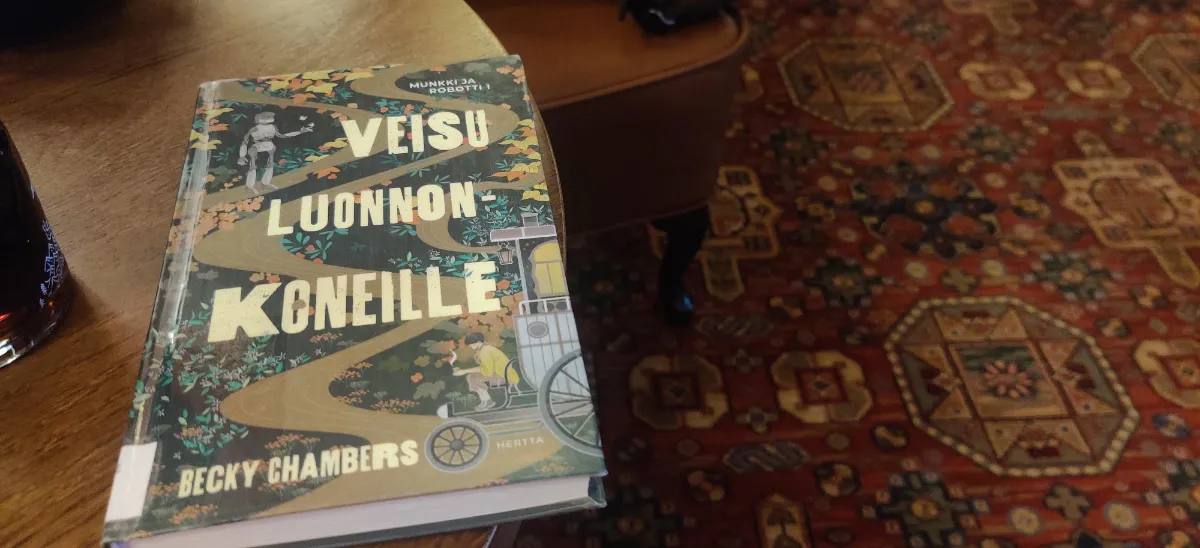 A book with Finnish title Veisu luonnonkoneille by Becky Chambers 